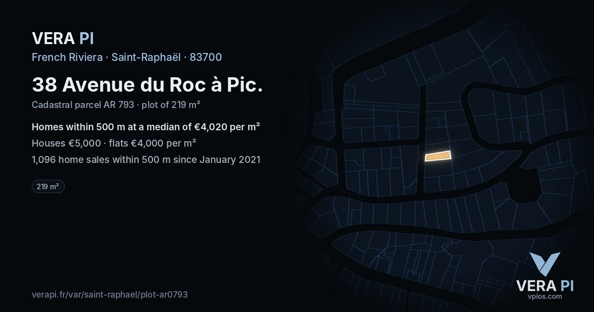 38 Avenue du Roc à Pic, Saint-Raphaël at night – the plot lit, the parcels around coloured by the prices near them