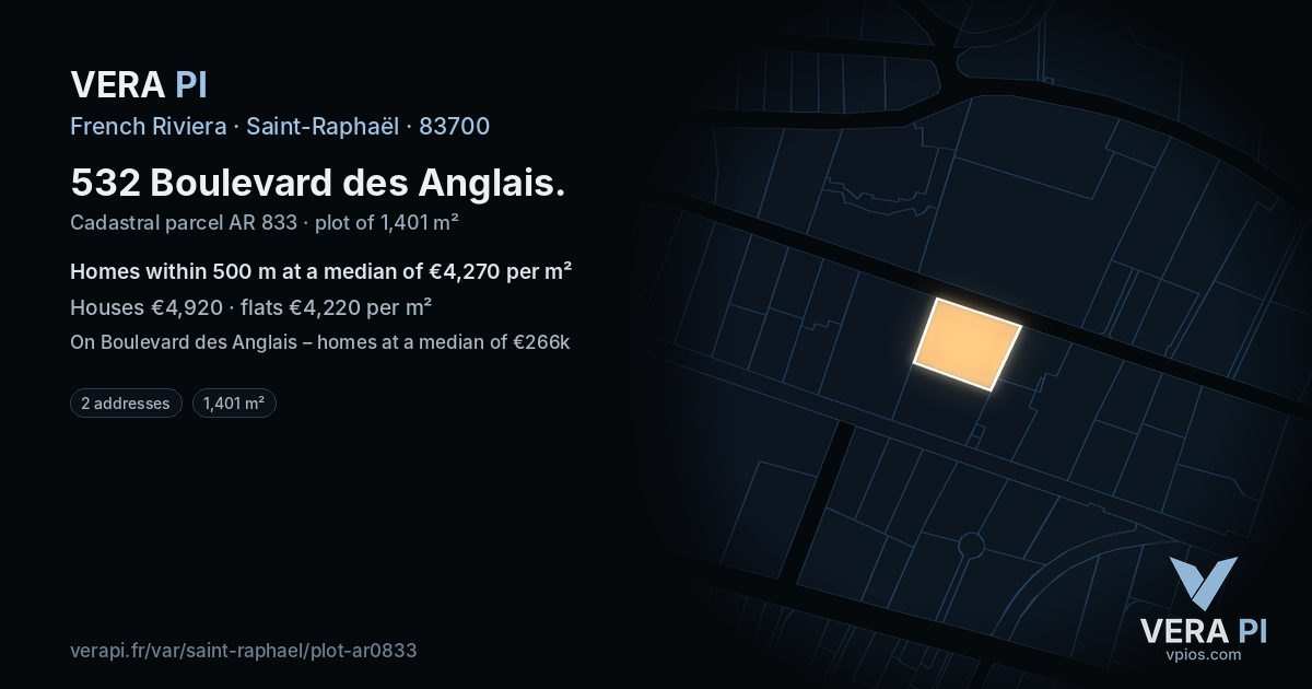 532 Boulevard des Anglais, Saint-Raphaël at night – the plot lit, the parcels around coloured by the prices near them
