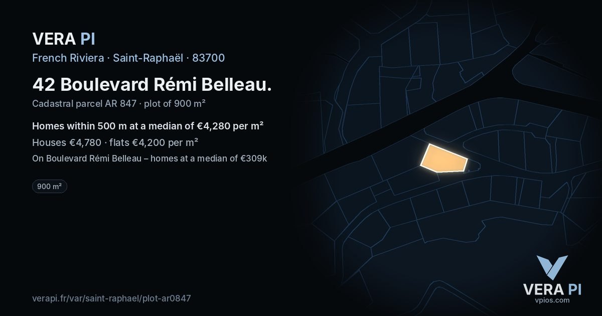 42 Boulevard Rémi Belleau, Saint-Raphaël at night – the plot lit, the parcels around coloured by the prices near them