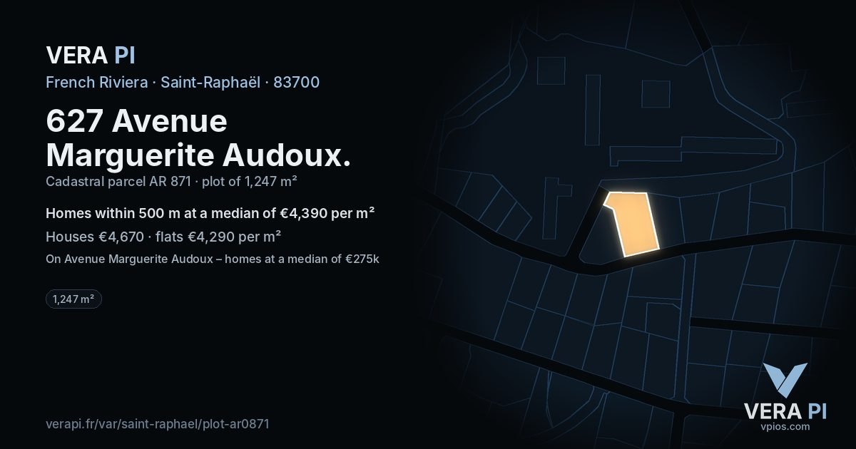 627 Avenue Marguerite Audoux, Saint-Raphaël at night – the plot lit, the parcels around coloured by the prices near them