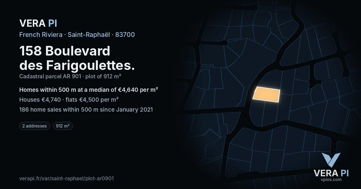 158 Boulevard des Farigoulettes, Saint-Raphaël at night – the plot lit, the parcels around coloured by the prices near them