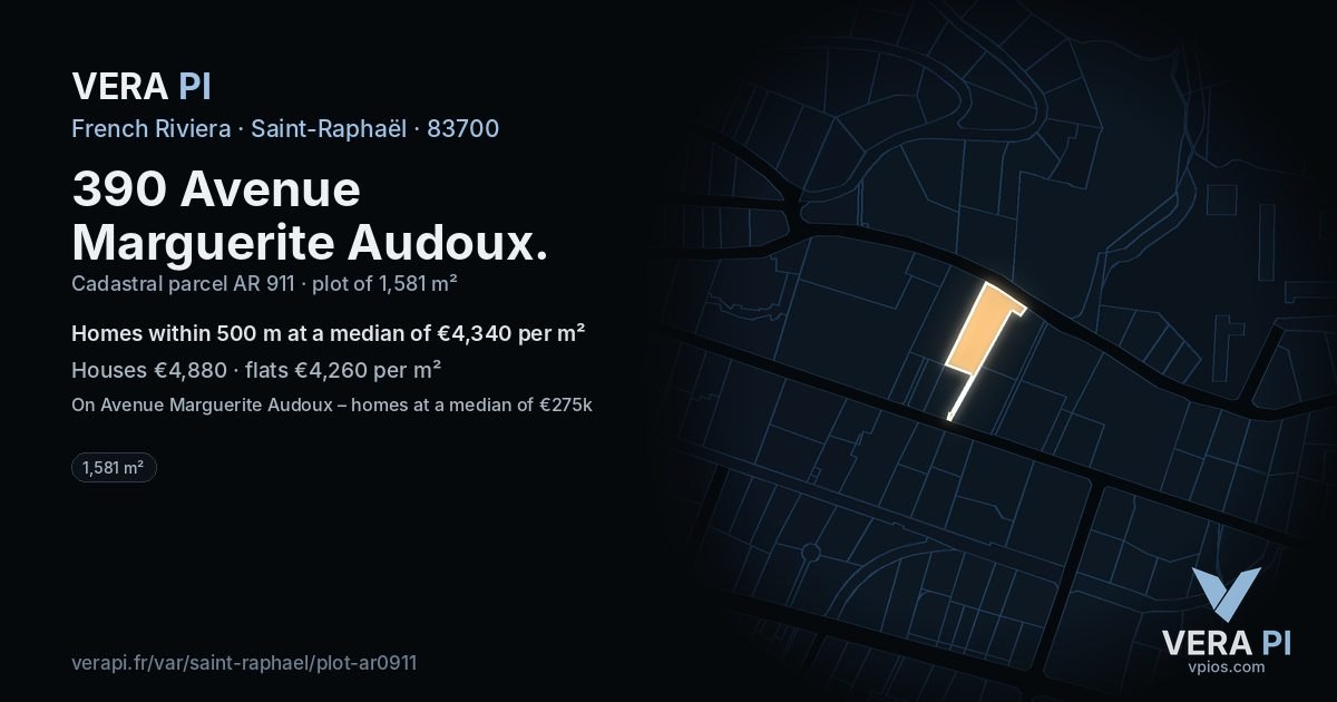 390 Avenue Marguerite Audoux, Saint-Raphaël at night – the plot lit, the parcels around coloured by the prices near them