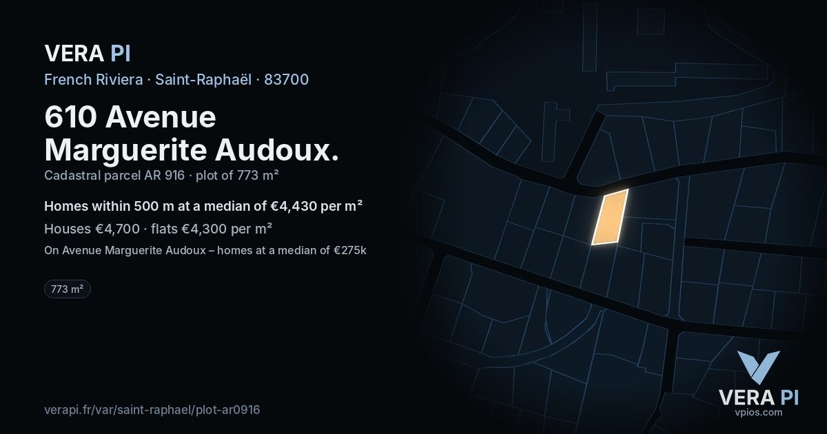 610 Avenue Marguerite Audoux, Saint-Raphaël at night – the plot lit, the parcels around coloured by the prices near them