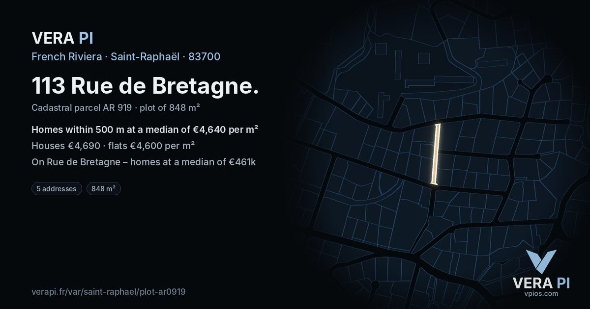 113 Rue de Bretagne, Saint-Raphaël at night – the plot lit, the parcels around coloured by the prices near them