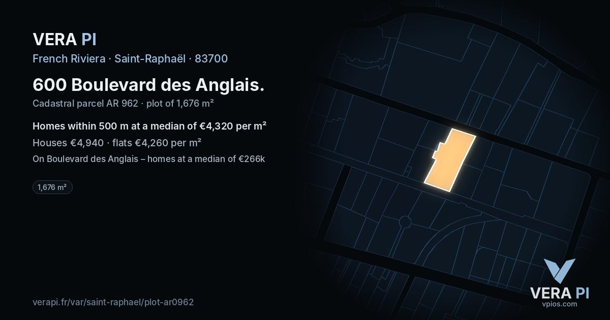 600 Boulevard des Anglais, Saint-Raphaël at night – the plot lit, the parcels around coloured by the prices near them