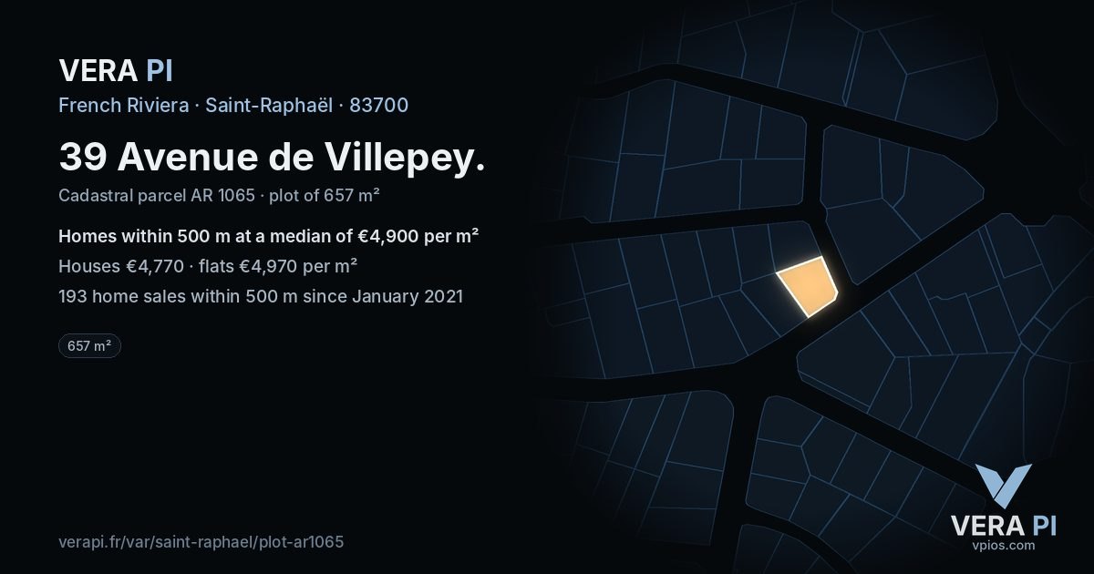 39 Avenue de Villepey, Saint-Raphaël at night – the plot lit, the parcels around coloured by the prices near them