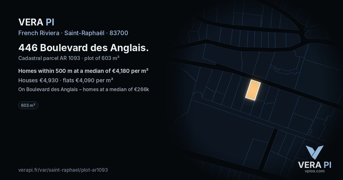 446 Boulevard des Anglais, Saint-Raphaël at night – the plot lit, the parcels around coloured by the prices near them