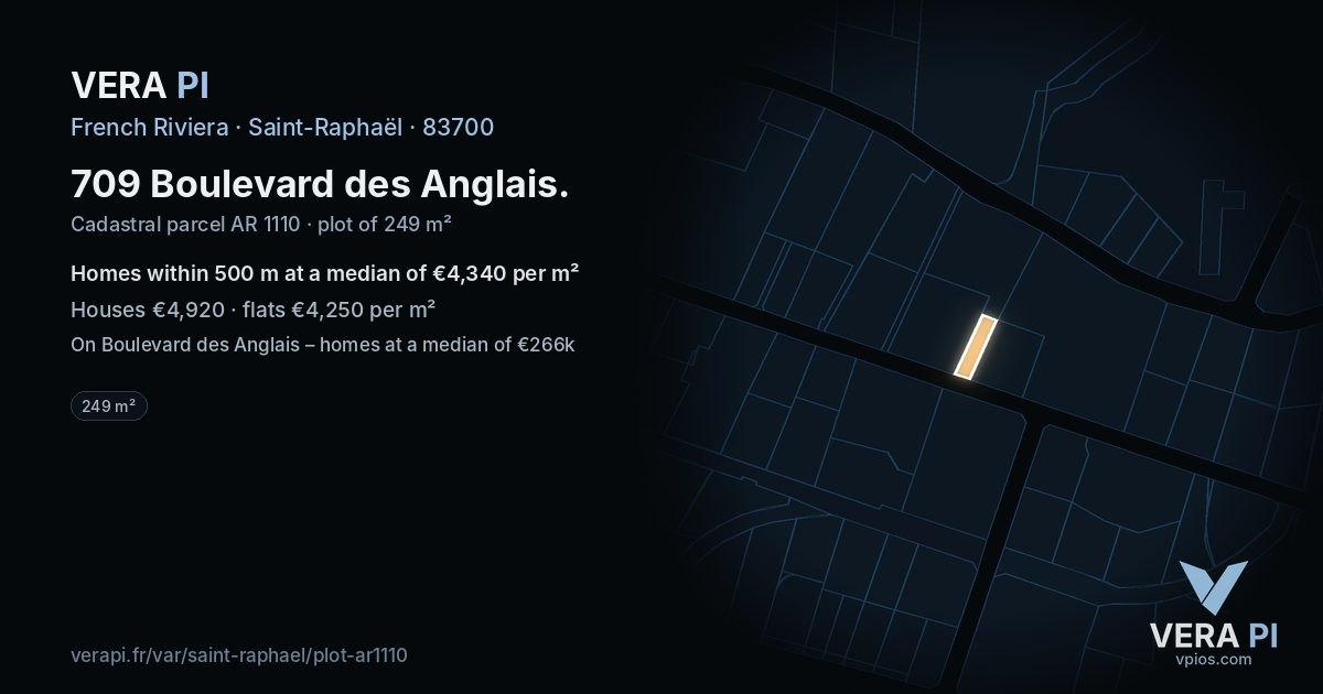709 Boulevard des Anglais, Saint-Raphaël at night – the plot lit, the parcels around coloured by the prices near them