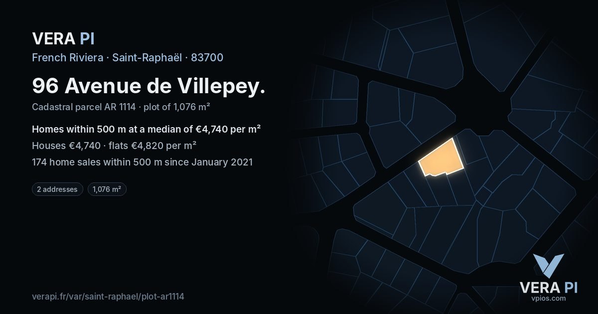 96 Avenue de Villepey, Saint-Raphaël at night – the plot lit, the parcels around coloured by the prices near them