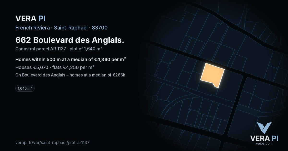 662 Boulevard des Anglais, Saint-Raphaël at night – the plot lit, the parcels around coloured by the prices near them