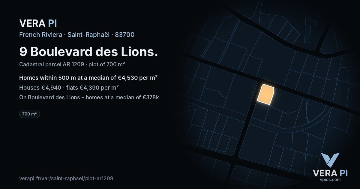 9 Boulevard des Lions, Saint-Raphaël at night – the plot lit, the parcels around coloured by the prices near them