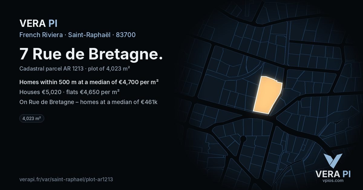 7 Rue de Bretagne, Saint-Raphaël at night – the plot lit, the parcels around coloured by the prices near them