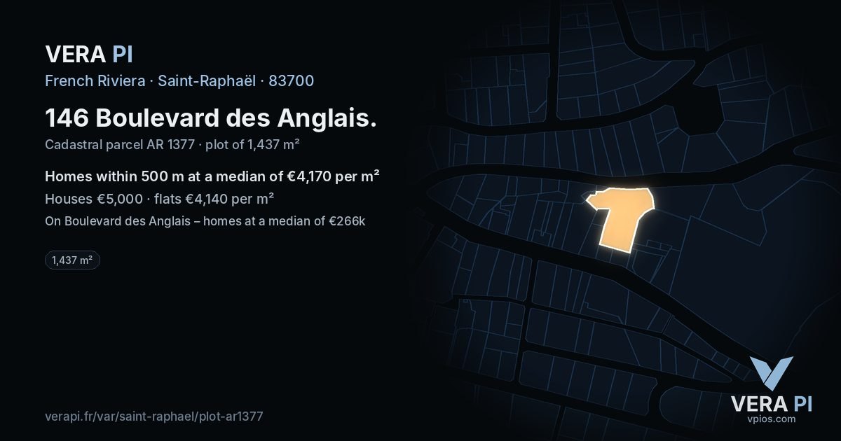 146 Boulevard des Anglais, Saint-Raphaël at night – the plot lit, the parcels around coloured by the prices near them