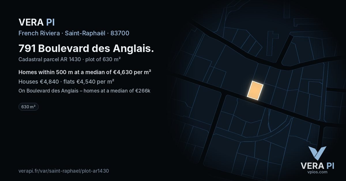791 Boulevard des Anglais, Saint-Raphaël at night – the plot lit, the parcels around coloured by the prices near them