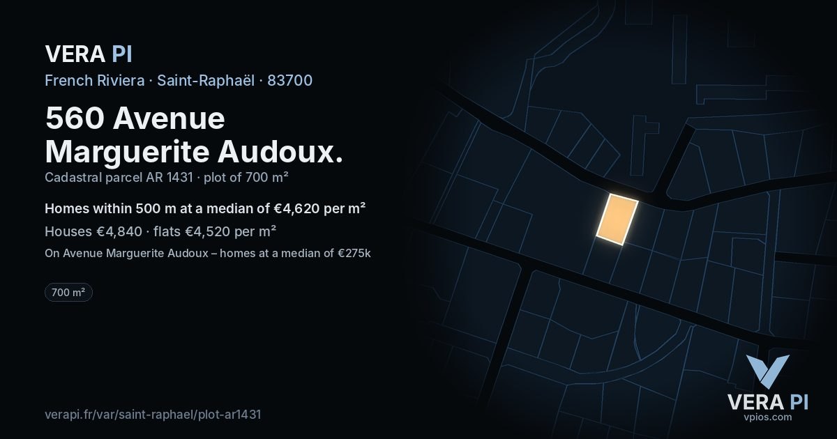 560 Avenue Marguerite Audoux, Saint-Raphaël at night – the plot lit, the parcels around coloured by the prices near them