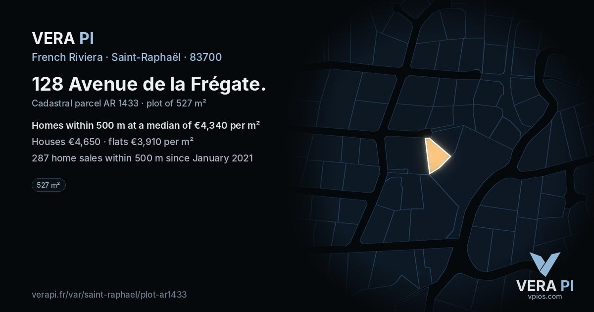128 Avenue de la Frégate, Saint-Raphaël at night – the plot lit, the parcels around coloured by the prices near them