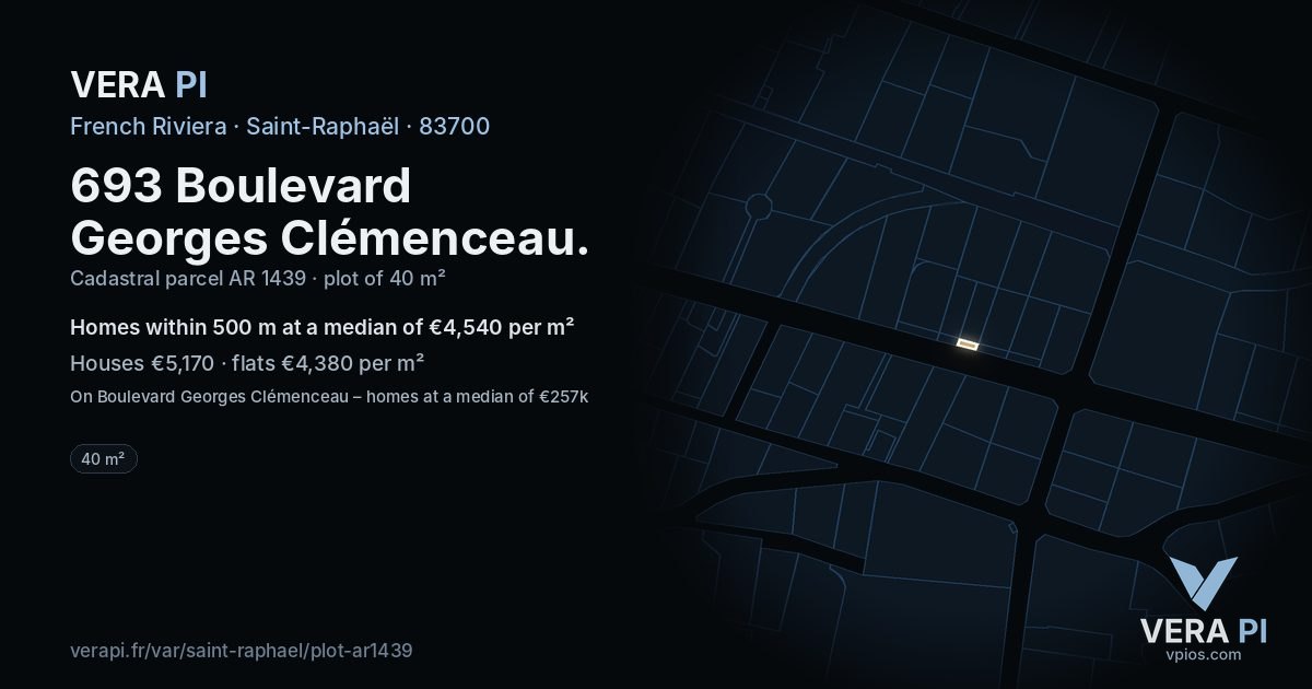 693 Boulevard Georges Clémenceau, Saint-Raphaël at night – the plot lit, the parcels around coloured by the prices near them