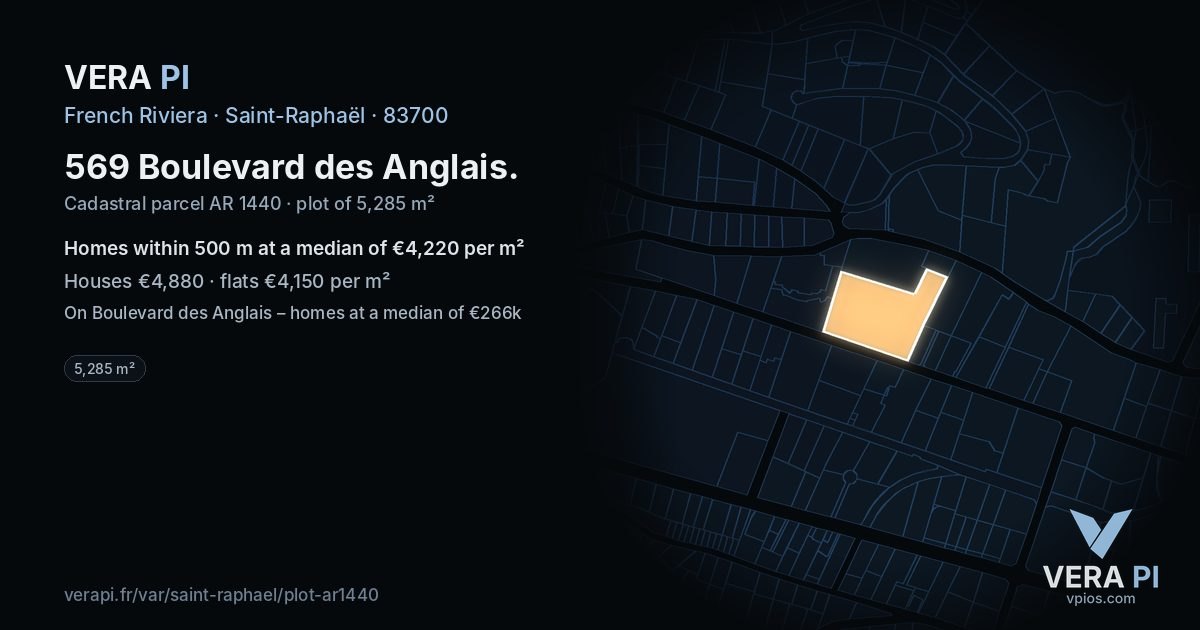 569 Boulevard des Anglais, Saint-Raphaël at night – the plot lit, the parcels around coloured by the prices near them
