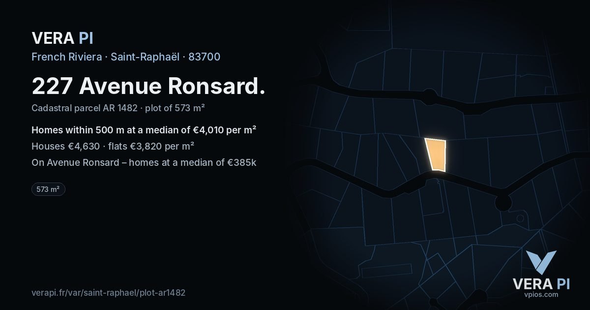 227 Avenue Ronsard, Saint-Raphaël at night – the plot lit, the parcels around coloured by the prices near them