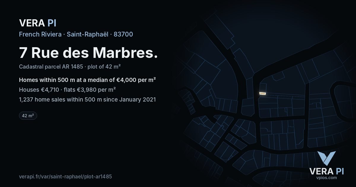 7 Rue des Marbres, Saint-Raphaël at night – the plot lit, the parcels around coloured by the prices near them