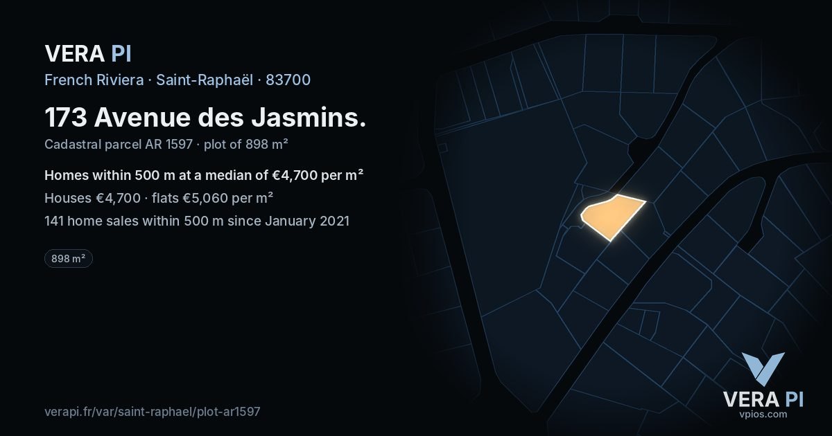 173 Avenue des Jasmins, Saint-Raphaël at night – the plot lit, the parcels around coloured by the prices near them