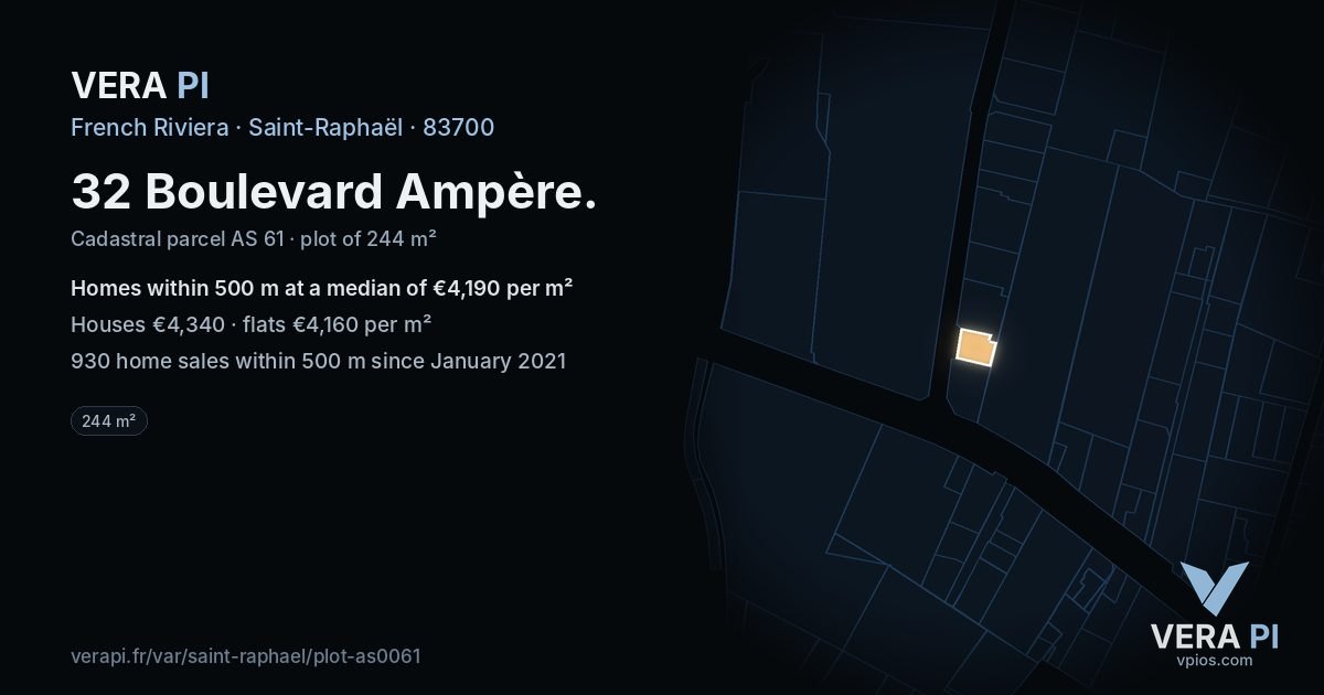 32 Boulevard Ampère, Saint-Raphaël at night – the plot lit, the parcels around coloured by the prices near them