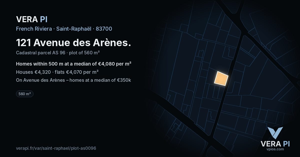 121 Avenue des Arènes, Saint-Raphaël at night – the plot lit, the parcels around coloured by the prices near them