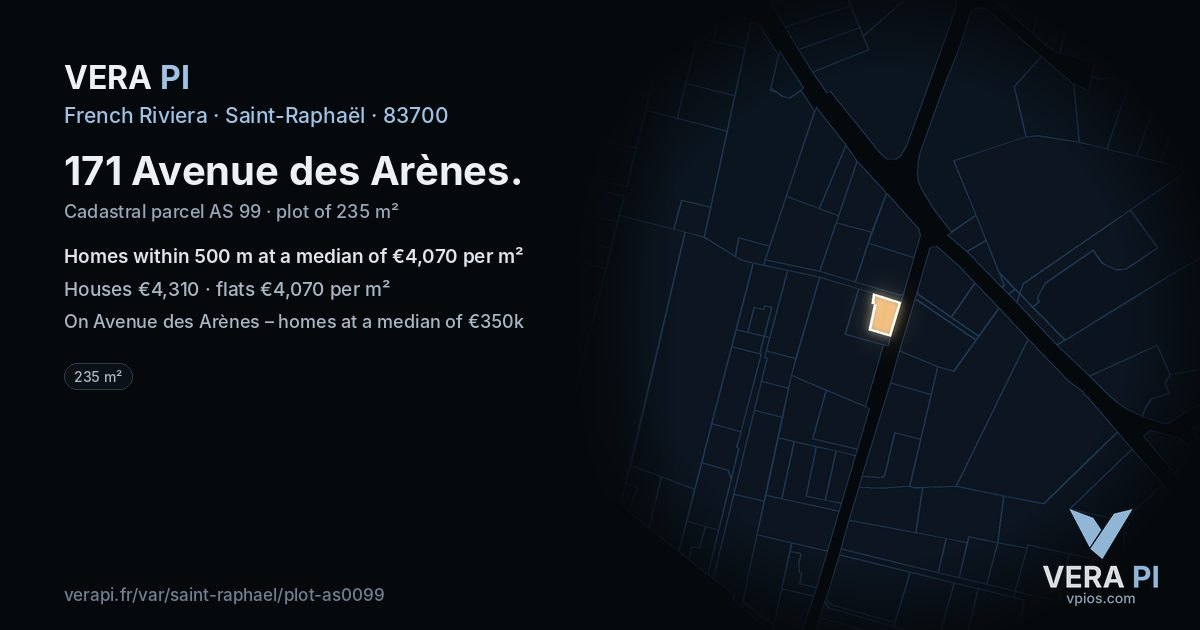 171 Avenue des Arènes, Saint-Raphaël at night – the plot lit, the parcels around coloured by the prices near them