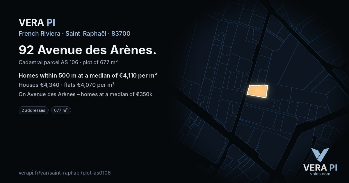 92 Avenue des Arènes, Saint-Raphaël at night – the plot lit, the parcels around coloured by the prices near them