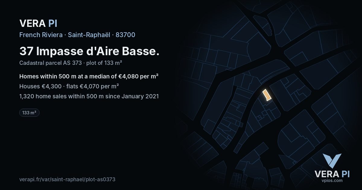 37 Impasse d'Aire Basse, Saint-Raphaël at night – the plot lit, the parcels around coloured by the prices near them