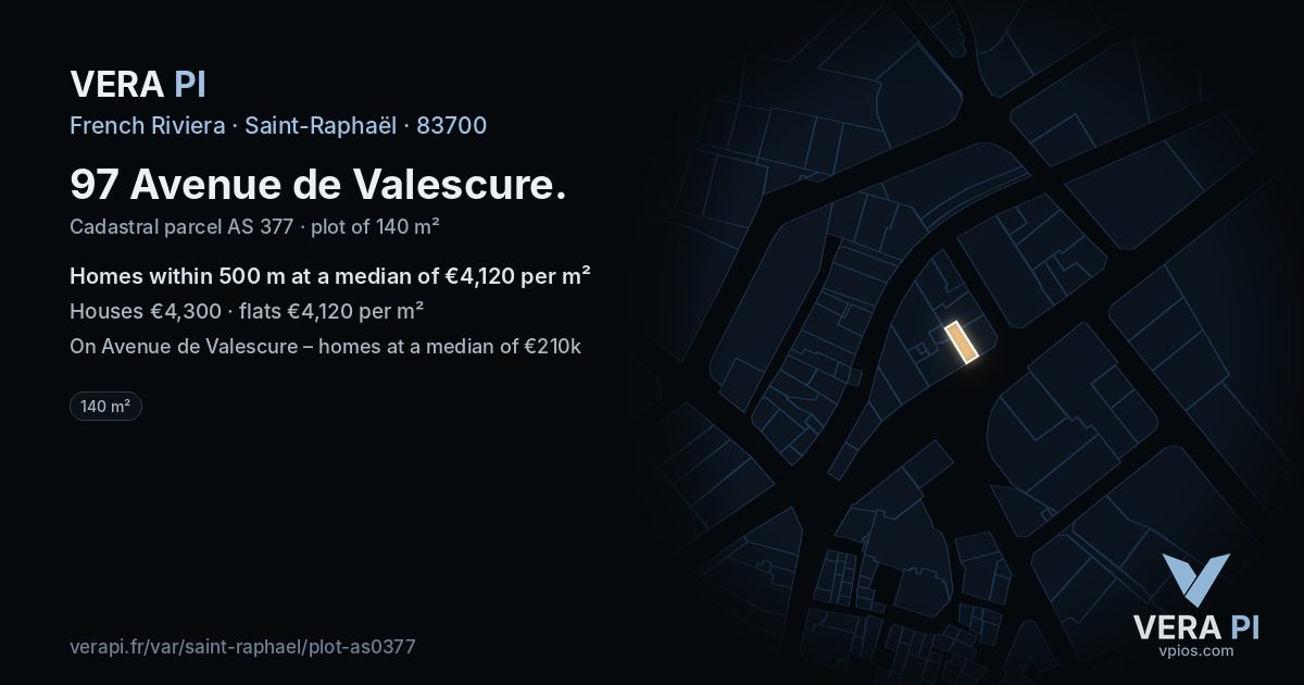 97 Avenue de Valescure, Saint-Raphaël at night – the plot lit, the parcels around coloured by the prices near them