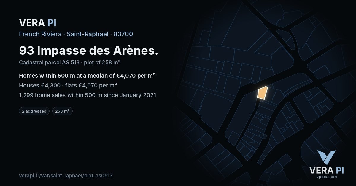 93 Impasse des Arènes, Saint-Raphaël at night – the plot lit, the parcels around coloured by the prices near them