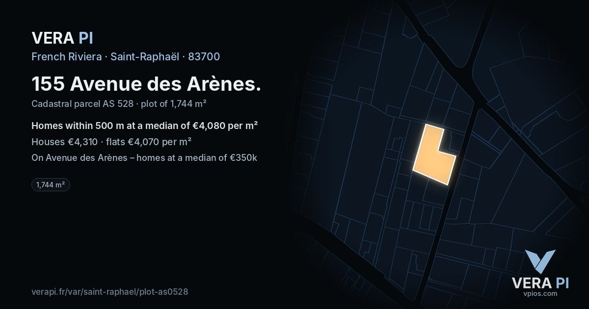 155 Avenue des Arènes, Saint-Raphaël at night – the plot lit, the parcels around coloured by the prices near them