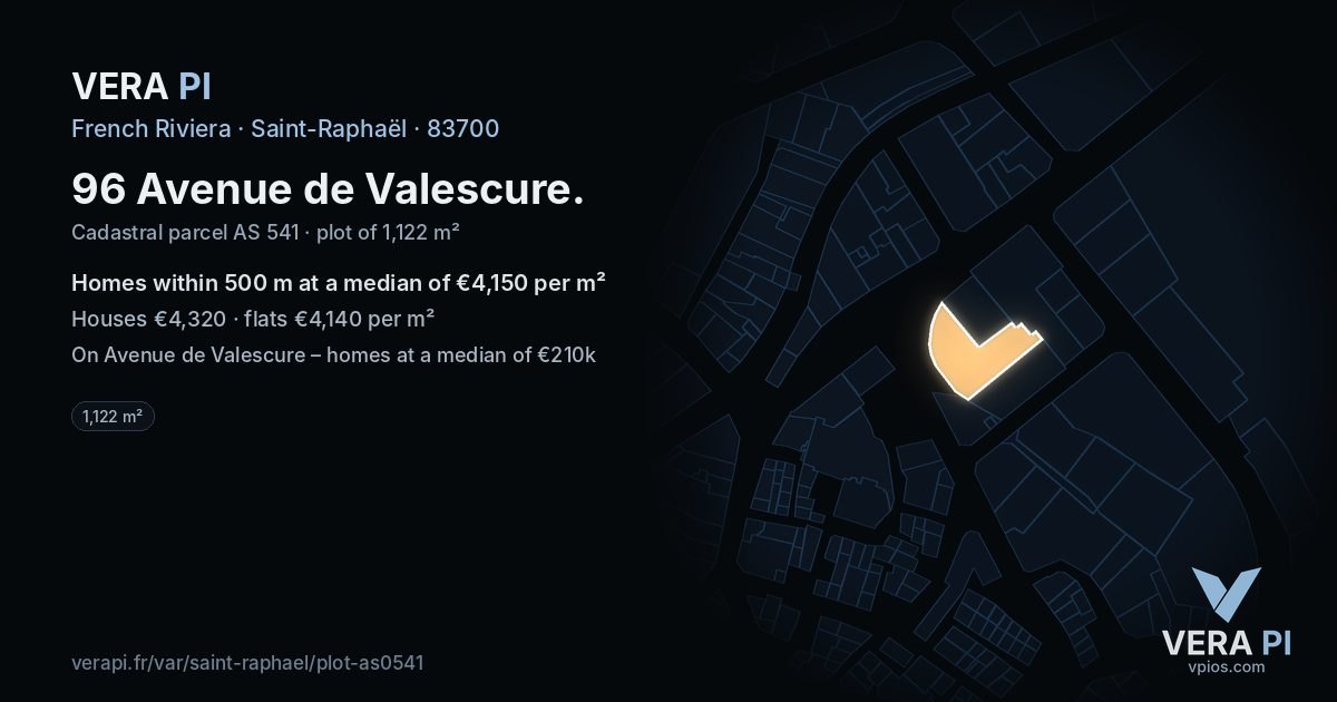 96 Avenue de Valescure, Saint-Raphaël at night – the plot lit, the parcels around coloured by the prices near them