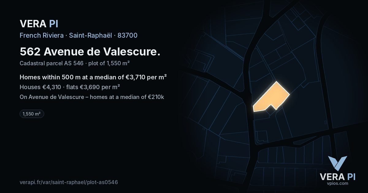 562 Avenue de Valescure, Saint-Raphaël at night – the plot lit, the parcels around coloured by the prices near them
