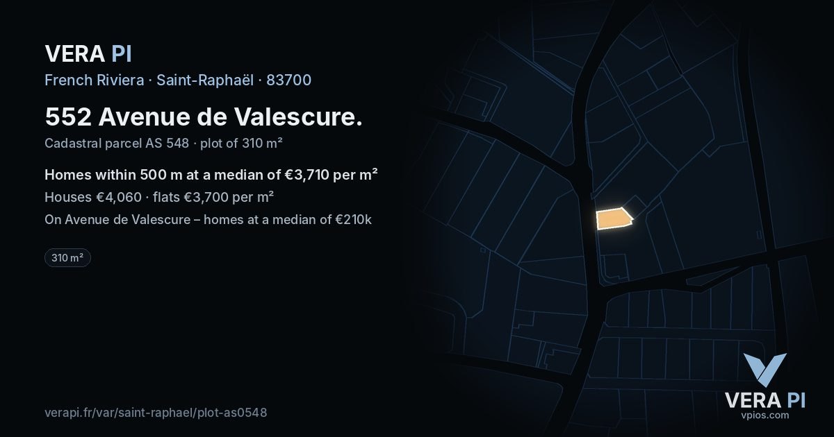 552 Avenue de Valescure, Saint-Raphaël at night – the plot lit, the parcels around coloured by the prices near them