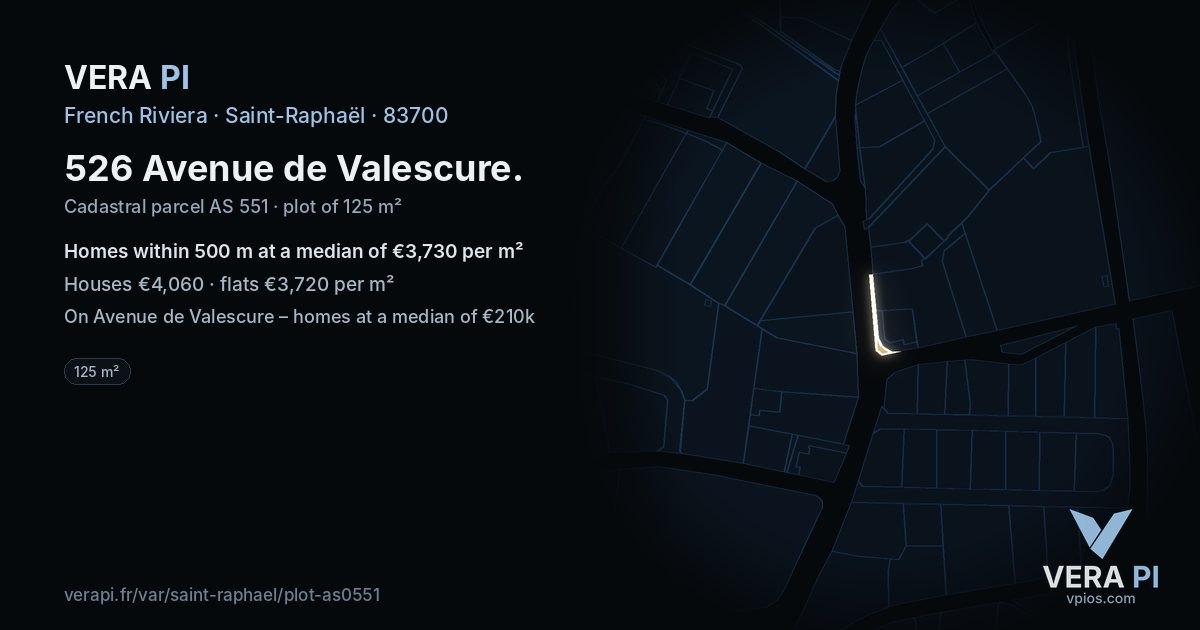 526 Avenue de Valescure, Saint-Raphaël at night – the plot lit, the parcels around coloured by the prices near them
