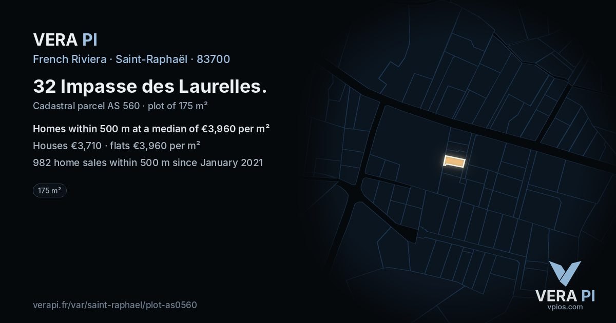 32 Impasse des Laurelles, Saint-Raphaël at night – the plot lit, the parcels around coloured by the prices near them