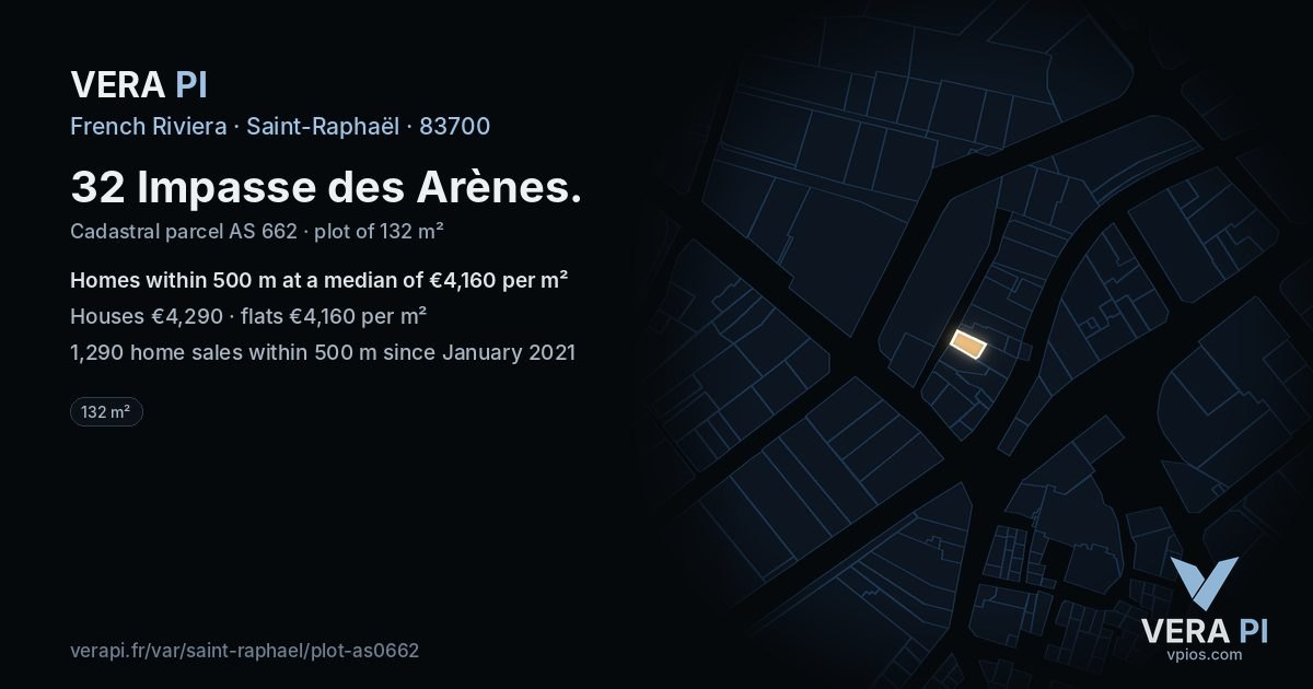 32 Impasse des Arènes, Saint-Raphaël at night – the plot lit, the parcels around coloured by the prices near them