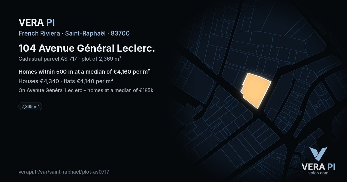 104 Avenue Général Leclerc, Saint-Raphaël at night – the plot lit, the parcels around coloured by the prices near them