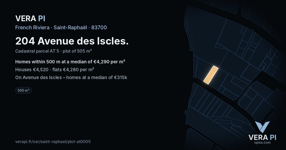204 Avenue des Iscles, Saint-Raphaël at night – the plot lit, the parcels around coloured by the prices near them