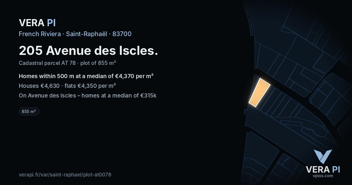 205 Avenue des Iscles, Saint-Raphaël at night – the plot lit, the parcels around coloured by the prices near them