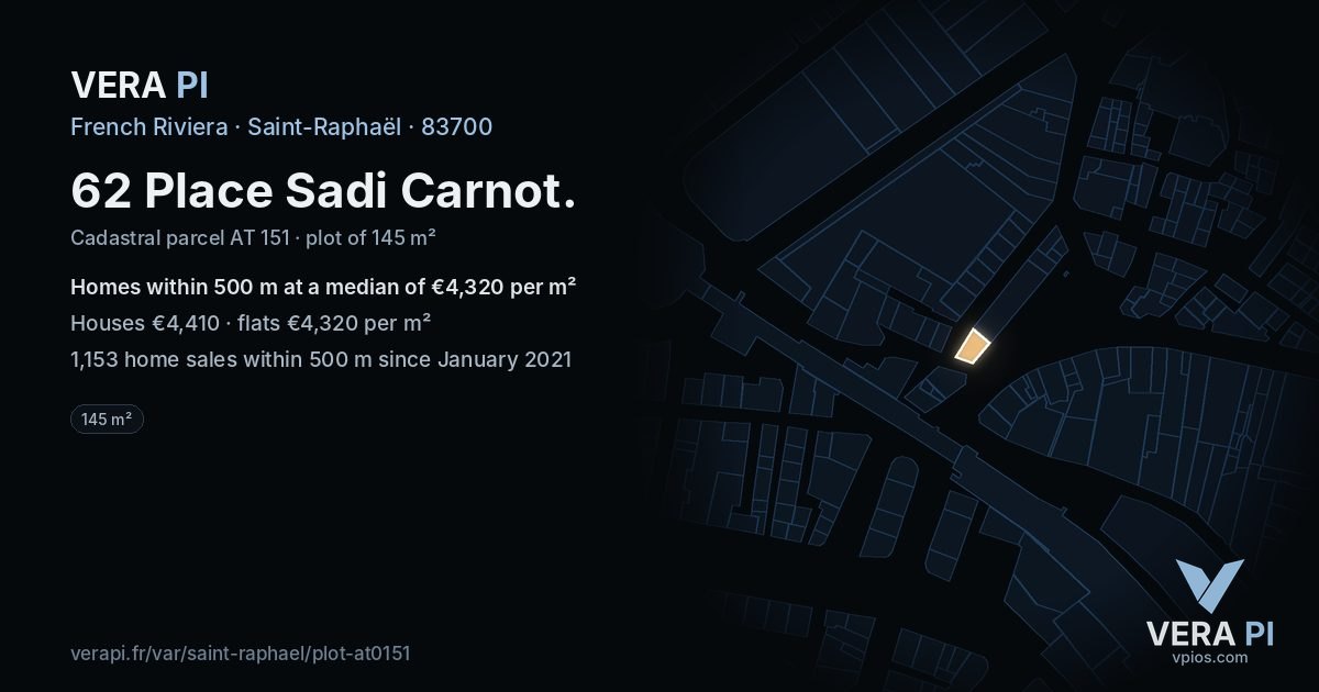 62 Place Sadi Carnot, Saint-Raphaël at night – the plot lit, the parcels around coloured by the prices near them