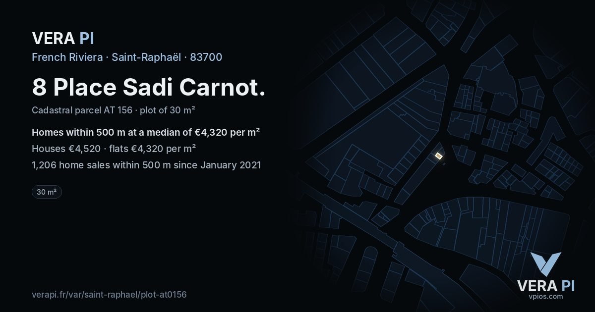 8 Place Sadi Carnot, Saint-Raphaël at night – the plot lit, the parcels around coloured by the prices near them