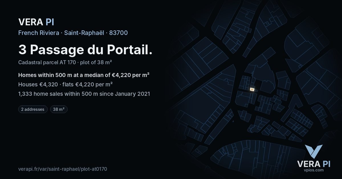 3 Passage du Portail, Saint-Raphaël at night – the plot lit, the parcels around coloured by the prices near them