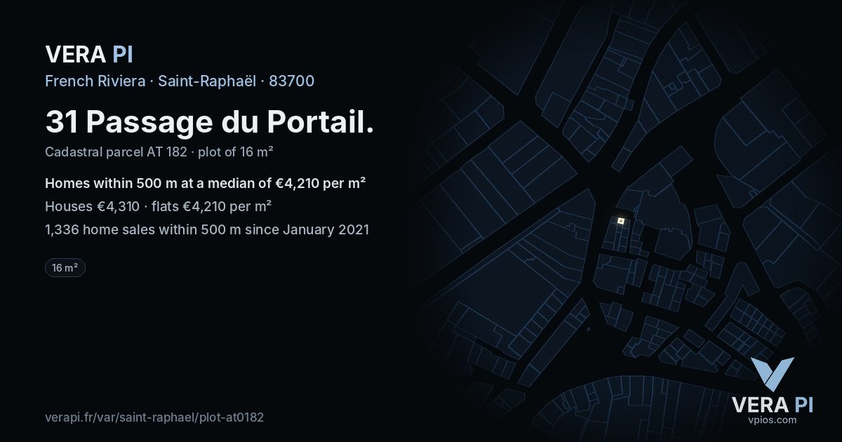 31 Passage du Portail, Saint-Raphaël at night – the plot lit, the parcels around coloured by the prices near them