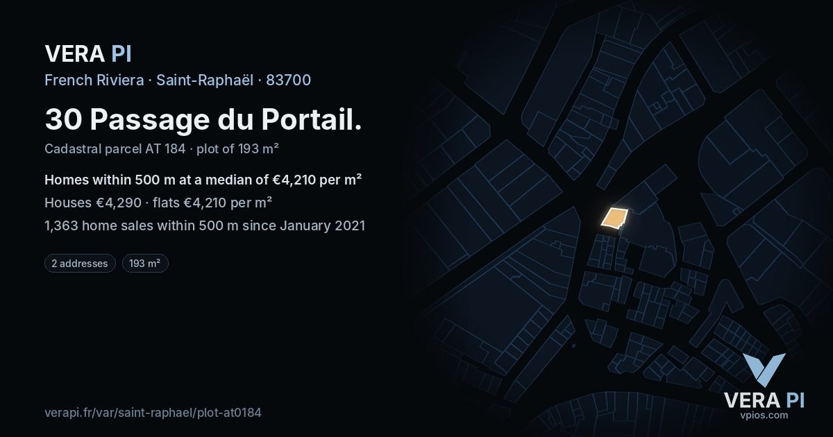 30 Passage du Portail, Saint-Raphaël at night – the plot lit, the parcels around coloured by the prices near them