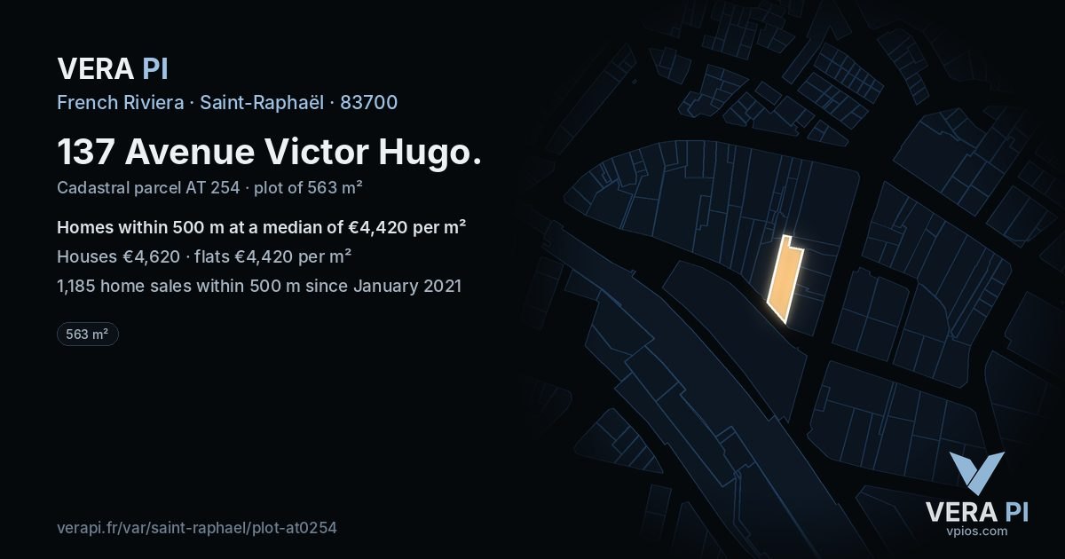 137 Avenue Victor Hugo, Saint-Raphaël at night – the plot lit, the parcels around coloured by the prices near them