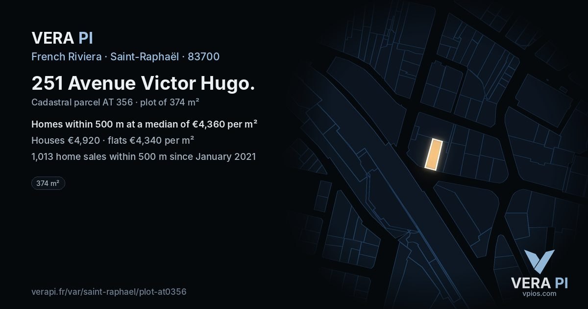 251 Avenue Victor Hugo, Saint-Raphaël at night – the plot lit, the parcels around coloured by the prices near them