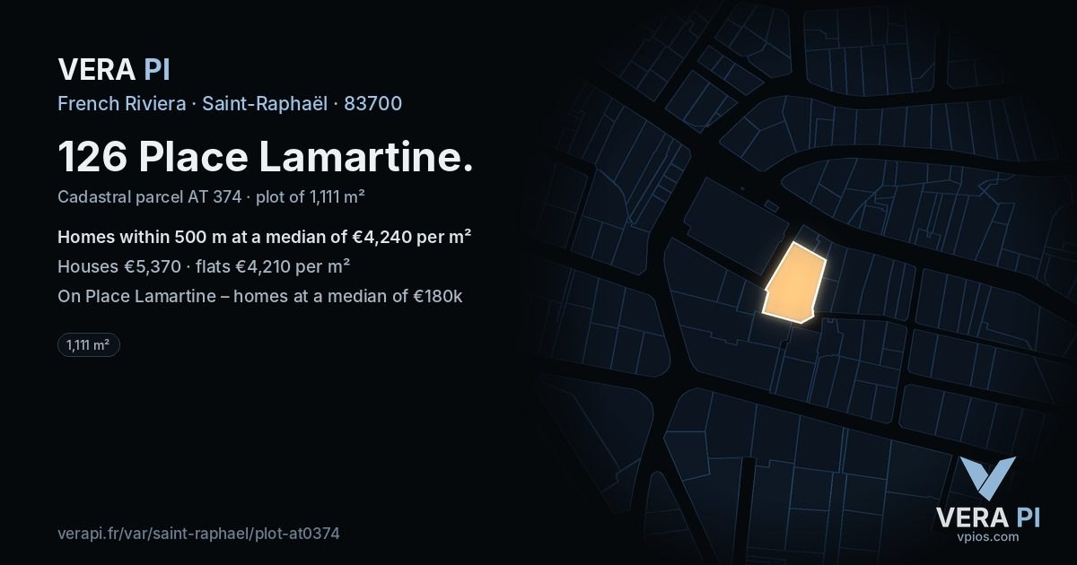 126 Place Lamartine, Saint-Raphaël at night – the plot lit, the parcels around coloured by the prices near them